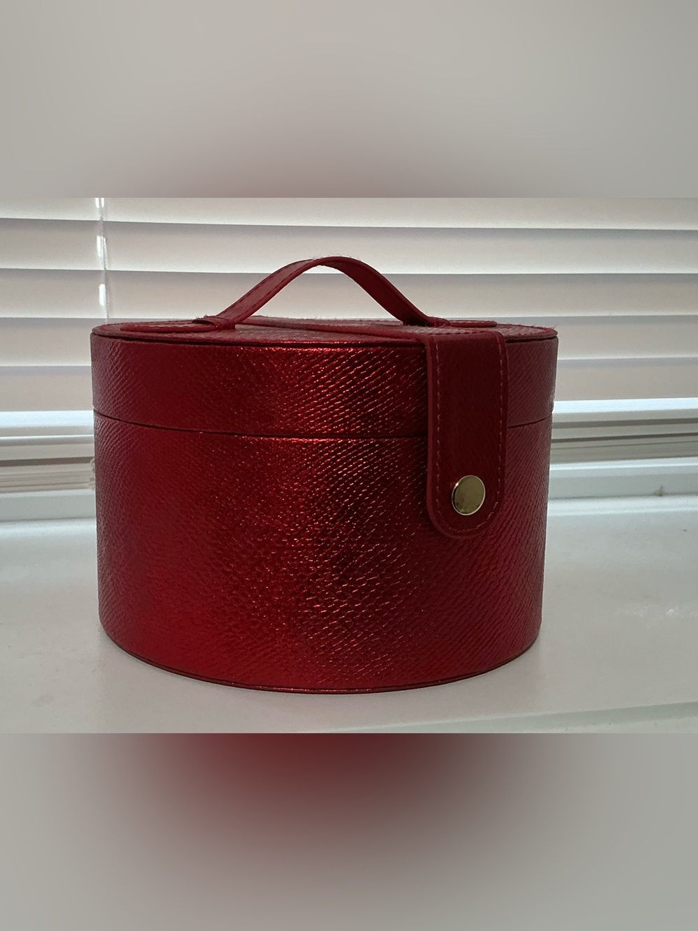Elizabeth Arden Red Textured Round Makeup Case with Handle